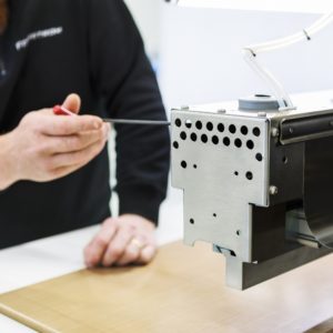 This is a photo of a technician adjusting the tool holder. Lediga jobb.