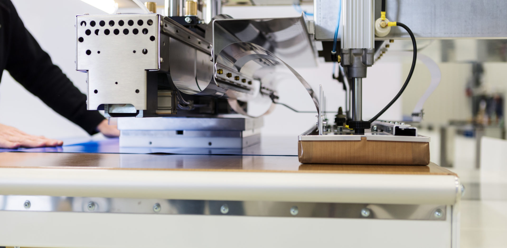 This is a photo showing a side view of the Forsstrom machine TX-Mega, focusing on the large distance between the welding electrode and the earth electrode.
