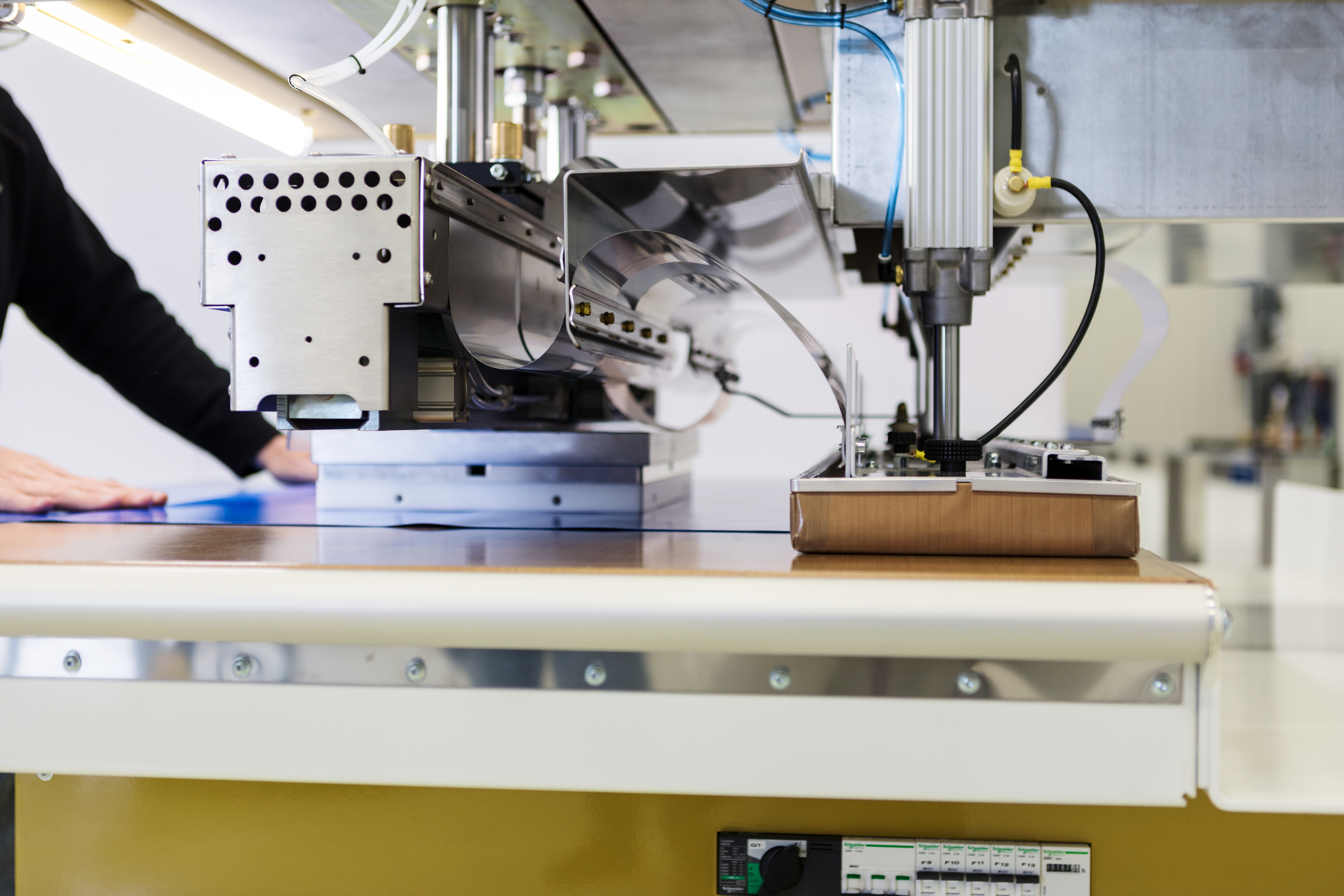 This is a photo showing a side view of the Forsstrom machine TX-Mega, focusing on the large distance between the welding electrode and the earth electrode.